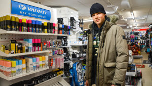 Jasper Svahn behöver grepp under sina skidor. En ung man vid en butikshylla.