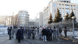 Anhängare till Navalnyj hade samlats nära domstolsbyggnaden i Moskva. Polisen hade stängt av flera gator Anhängare till Aleksej Navalnyj demonstrerar