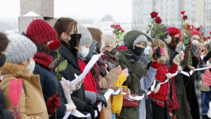Navalnyjs anhängare har demonstrerat mot fängslandet av oppositionsledaren. Åtmninstone ett hundratal kvinnor samlades i Sankt Petersburg i närheten av ett minnesmärke för offer för politiskt förtryck på söndagen.