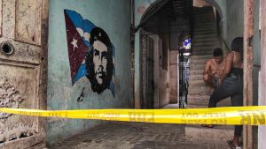 Ett coronaisolerat område i Havanna. Revolutionären Che Guevara målad på väggen. Avstängt område i Havanna. Che Guevara målad på väggen.