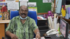 Ramkumar Bharat har varit medveten om rasmotsättningarna ända sedan sin barndom. Som officerare behandlades han ändå som en jämlike med sina malajiska kolleger. Ramkumar Bharat har varit medveten om rasmotsättningarna ända sedan sin barndom. Som officerare behandlades han ändå som en jämlike med sina malajiska kolleger.