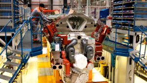 Wärtsiläs motorer har ofta 12 eller 18 cylindrar. Markku Mannila monterar en stor dieselmaskin på Wärtsilä i Vasa.