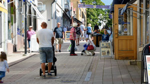 Så här hoppas Raseborgs turistchef att det ser ut på Kungsgatan i Ekenäs i sommar - turisterna är tillbaka efter epidemin. Arkivbild. Kungsgatan i Ekenäs.