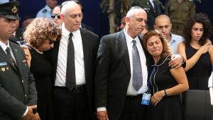Shimon Peres söner "Chemi" och Yoni Peres sörjer tillsammans med släktingar under begravningsceremonin. Shimon Peres söner "Chemi" och Yoni Peres sörjer tillsammans med släktingar under begravningsceremonin.