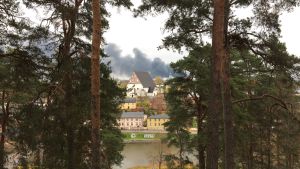 Rökutvecklingen över de östra delarna av Borgå är stark. röutveckling på grund av brand i borgå 24.10.16