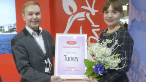 Arzu Emel Yildiz och Marco Simonen med diplomet som visar att Turkiet har huvudroll på årets resemässa Resmässans försäljningschef Marco Simonen (tv) och direktören för den turkiska kultur- och turistbyrån Arzu Emel Yildiz.