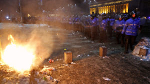 En del demonstranter drabbade samman med kravallpolis som svarade med att skjuta tårgas mot demonstranterna centrum av Bukarest En del demomnstranter drabbade samman med kravallpolis som svarade med att skjuta tårgas mot demonstranterna centrum av Bukarest