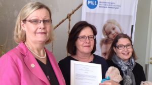 Barnskyddsförbundets representant Taina Salmi tackade Åbo stads representanter Riitta Liuksa och Sirpa Kuronen. Från höger: Taina Salmi, Riitta Liuksa och Sirpa Kuronen.