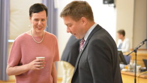 Maarit Feldt-Ranta och Thomas Blomqvist vill ha svar på vargfrågor. Maarit Feldt-Ranta och Thomas Blomqvist skrattar och pratar.