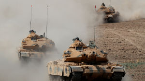 Flack terräng i norra Syrien underlättar massiva blixtattacker med stridsvagnar Tre turkiska stridsvagnar kör i ett löst led mot kameran.
