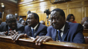 Raila Odinga (th.) krävde att valresultatet i augusti skulle ogiltigförklaras men drog sig ur valkampen i protest mot valkommissionen. Oppositionsledaren Raila Odinga väntar på domstolens beslut om presidentvalets giltighet i augusti 2017