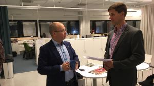 Tero Anttila och Ville Lehmuskoski besökte Yle Huvudstadsregionen för att svara på frågor om västmetron. Tero Anttila och Ville Lehmuskoski samspråkar.
