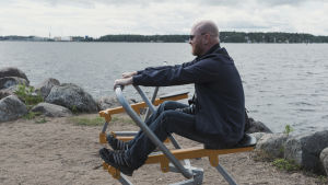 Marko Ruotsalainen har kommit på besök från Lovisa, det är andra gången han är i Katarina havspark - han gillar parkerna, mest har han varit i stadens - och landets -
mest prisbelönta park Sapokka nära centrum, men den här är alldeles prima den också, säger han. Man tränar i gymanordning intill havet.