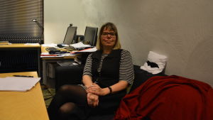 Ann-Catrin Östman är genushistoriker och lektor i nordisk historia vid Åbo Akademi. kvinna sitter på sitt arbetsrum