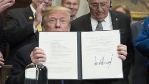 Trump undertecknade ett direktiv som vill se Nasa planera en bemannad färd till månen. Trump undertecknade ett direktiv som vill se Nasa planera en bemannad färd till månen.