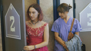 Lady Bird (Saoirse Ronan) och hennes mamma Marion (Laurie Metcalf) är båda Oscarsnominerade. Lady Bird (Saoirse Ronan) och hennes mamma Marion (Laurie Metcalf) står bredvid varandra.