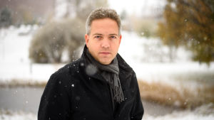 Lucas Snellman, ansvarig redaktör Prästen Lucas snellman framför ett vinterlandskap