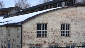 Stora smedjan får stå värd för det första evenemanget vid Billnäs bruk på en lång tid. Stora smedjan vid Billnäs bruk utifrån på vintern.