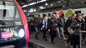 Från stora järnvägsstationen Gare Saint-Lazare i Paris brukar det gå ett lokaltåg varannan minut. Tåg
