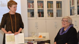 Sirpa Kähkönen och Eija Mäkinen presenterade boken Hugo 1918 i Ekenäs den 16 april. Författaren Sirpa Kähkönen har skrivit en bok om Hugo Enbom som var fängslad i Dragsvik 1918. Enboms barnbarn Eija Mäkinen har hjälpt Kähkönen med boken.