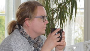 Många föräldrar har fått pussla om sina arbetstider när barnen inte vill gå till eftis efter skolan. I familjen Lindqvist-Jauhiainens fall har farmor flyttat från Idensalmi till Sjundeå för att tillbringa eftermiddagarna med sitt barnbarn. Christel Lindqvist-Jauhiainen sitter i sitt kök med kaffemugg i handen. Allvarlig, ler inte.