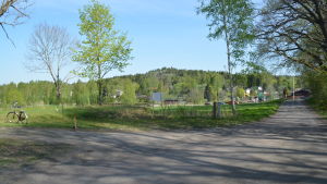 Gerda Knaapinens gränd finns kvar som ett minne. Vy över en del av Gumnäs. Man ser åkrar och en del av det nyare bostadsområdet.