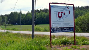 Det är tomt i Ebbo åldringshem. Det vittnar också de överstrukna namnen på skylten om. Skylten vid Ebbo åldringshem
