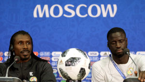 Förbundskaptenen Aliou Cissé och spelaren Cheikhou Kouyaté under en presskonferens. Förbundskaptenen Aliou Cissé och spelaren Cheikhou Kouyaté under en presskonferens.
