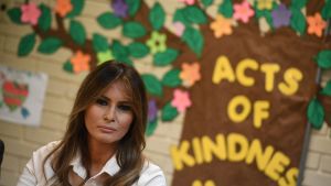 Melania Trump på överraskningsbesök i Texas. Melania Trump framför teckning med text om medkänsla