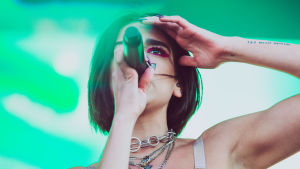 Toista kertaa Suomessa keikkailleesta Dua Lipasta on kehittynyt kahdessa vuodessa vaikuttava esiintyjä. Dua Lipa Ruisrockissa.