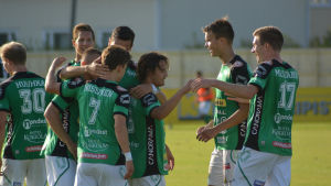 KPV har ett litet grepp inför avslutningen. KPV firar Sebastian Mannströms 3-0 mål.