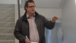 Jan Gröndahl, teknisk direktör i Raseborg. Tekniska direktören Jan Gröndahl står och pratar.
