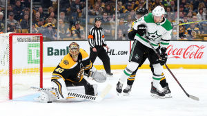 Bostons målvakt Tuukka Rask framför Dallas anfallare Valeri Nitjusjkin. Bostons målvakt Tuukka Rask framför Dallas anfallare Valeri Nitjusjkin.