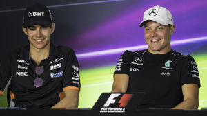 Esteban Ocon och Valtteri Bottas. Esteban Ocon och Valtteri Bottas skrattar på en presskonferens.