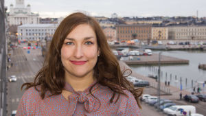 Julia Mäklin på amerikanska handelskammaren har svårt att se hur Finland skulle ha klarat sig utan euron. Julia Mäklin