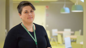 Tf utvecklingschef Lotta Lerviks trivs i de nya utrymmena i Ekåsen - nu när allt är samlat på ett ställe blir det mindre tid i bilen, åkandes mellan de olika delarna av staden. En kvinna står i ett kafferum med gult golv och gråa väggar.