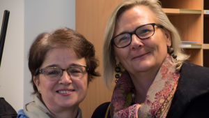 Gunilla Träskelin (till vänster) och Laila Andersson, två glada rektorer efter att samarbetet inleddes. Arkivbild. Inveon tf rektor Gunilla Träskelin och Practicum rektor Laila Andersson