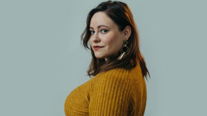 Julia Wickholm är bibliotekspedagog. författarporträtt på debutanten julia Wickholm