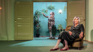 Cirkeln är sluten. På bilden Katja Küttner och Tommi Korpela, Medusa-gestalter ur två epoker. Foto från Medusan huone på Q-teatteri.