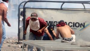 Sammandrabbningar mellan venezuelanska oppositionsaktivister och militär och säkerhetsstyrkor. Civila slåss mot Venezuelas polis som inte släpper in transporter via bron Simón Bolívar i Cúcuta, Colombia, 23.2.2019