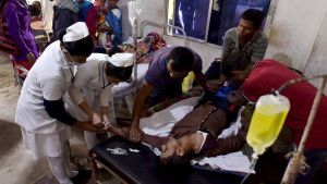 En man vårdas på sjukhuset i distriktet Golaghat, Assam, efter att han druckit av den giftiga spriten. Bilden tagen lördagen 23.2. En man vårdas på sjukhuset i distriktet Golaghat, Assam, efter att han druckit av den giftiga spriten. Bilden tagen lördagen 23.2.