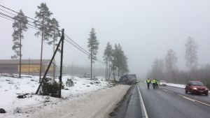 Polisen dirigerar trafiken på riksväg 25. En långtradare och en skåpbil har krockat på riksväg 25.