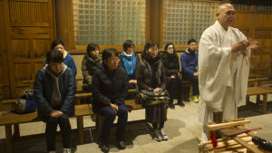 En buddhistisk ceremoni för stressade japanska kvinnor En ceremoni under en buddhistisk retreat för stressade japanska kvinnor