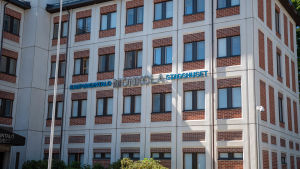 Elektroniska möten blir aktuella då färre människor ska röra sig i stadshuset i Lojo. Lojo stadshus på sommaren