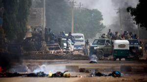 Sudanesiska styrkor omringade arméhögvarteret i Khartoum efter att demonstranterna jagats på flykt den 3 juni. Sudanesiska styrkor som omringade arméhögvarteret i Khartoum efter att demonstranterna jagats på flykt den 3 juni.