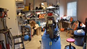 Det vanligaste felet på mopeder är dåliga bromsar, säger Seppo Nygren på Mopokulma i Ekenäs. Mopedverkstaden mopokulma i Langansböle.