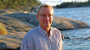 Lokalitetsdirektören Mikko Silvast anser att det är märkligt att luktobservationer väger mer än inneluftsmätningar. Närbild av en man på en klippig strand.