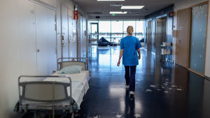 Enligt rapporten är personalen engagerad men känner sig oförmögen att göra sitt jobb så som de vill. Arkivbild. Sairaanhoitaja käytävällä, Uusi lastensairaala, Helsinki, 8.7.2019.