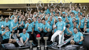 Mercedes har vunnit sex raka konstruktörstitlar. Personal och förare från Mercedes jublar