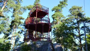 Kuckustenens utsiktstorn är byggt i jugendstil. Kuckostenens utsiktstorn i Lovisa.